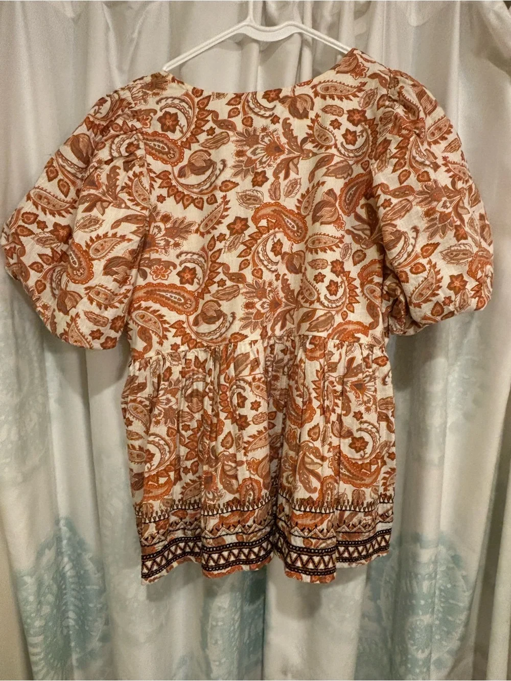 NWT Anthropologie Rust and Cream Paisley V-Neck Puff Sleeve Top
